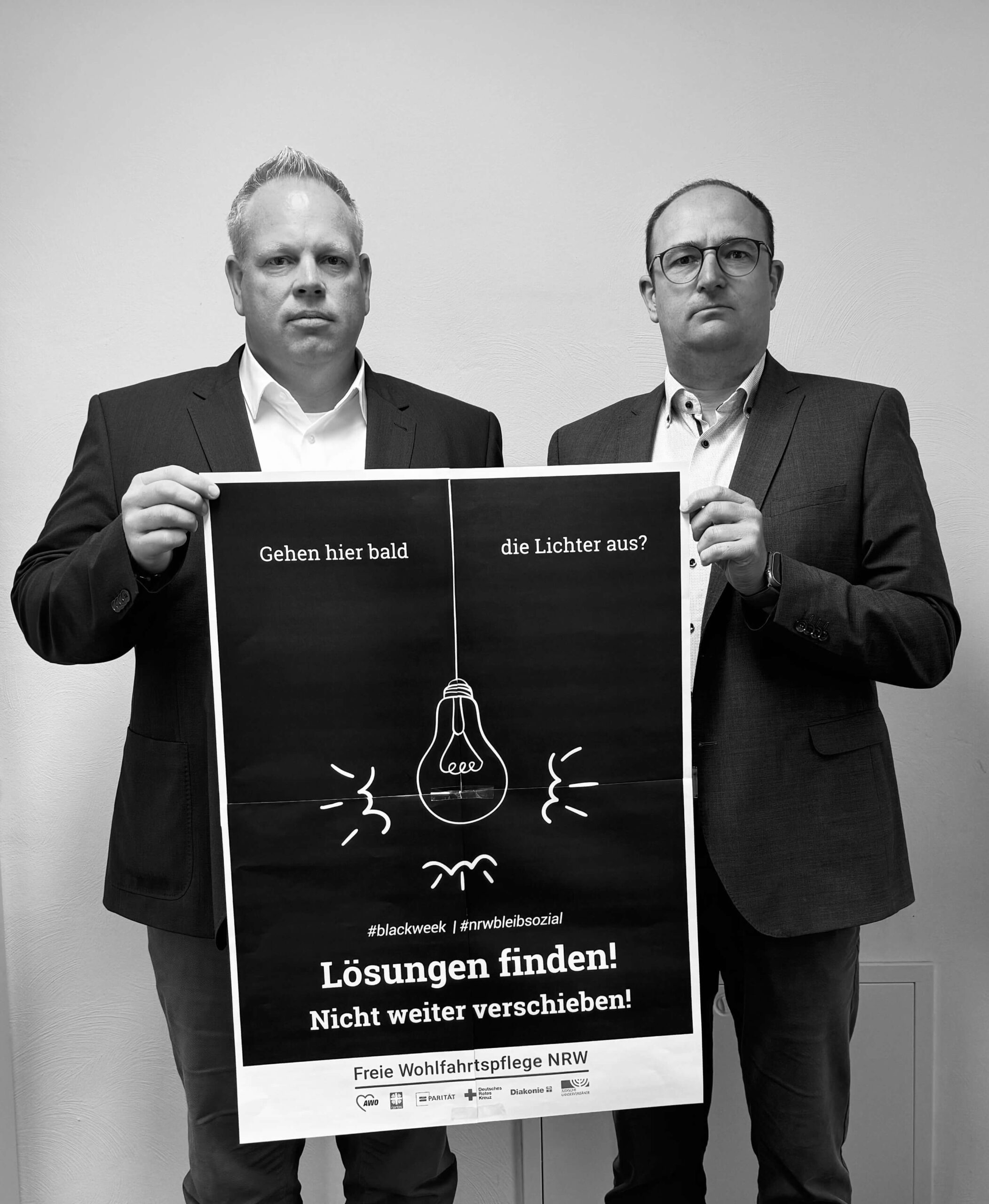 v.l. Sebastian Schrage und Michael Stratmann, Geschäftsführer des Trägerverbundes von 180 katholischen WIR-KITAs zwischen Hamm und Siegen, beteiligen sich an der Protestaktion „Black Week“ gegen den Ausverkauf der sozialen Landschaft in NRW. Fotonachweis: WIR-KITAs / Nutzung für redaktionelle Zwecke honorarfrei.