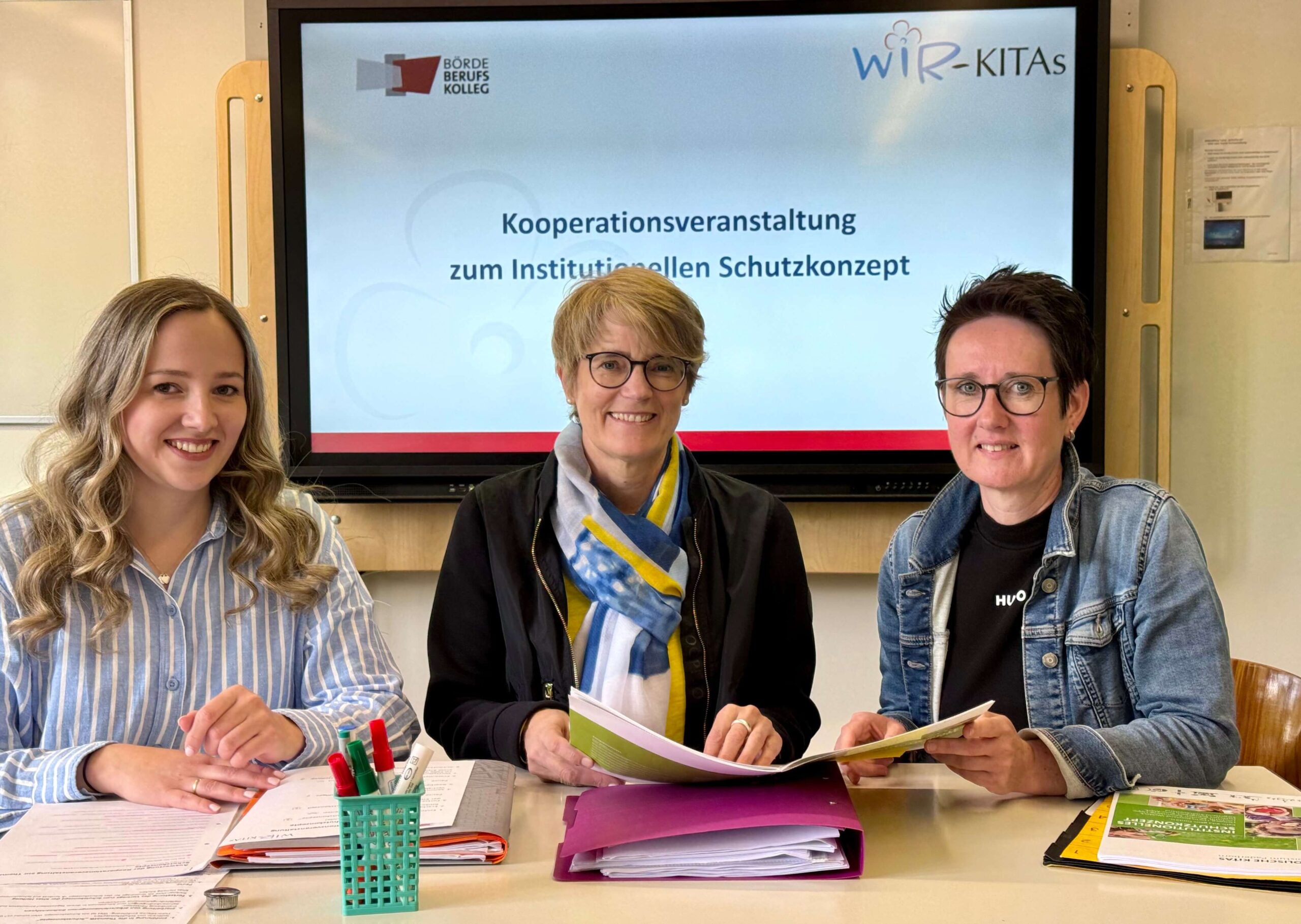 Linda Hofmann und Antje Hopp von der Fachschule Sozialpädagogik am Börde-Berufskolleg und Anja Nicolin vom Trägerverbund der WIR-KITAs (von links nach rechts) zogen ein positives Resümee der ersten Kooperstionsveranstaltung.
