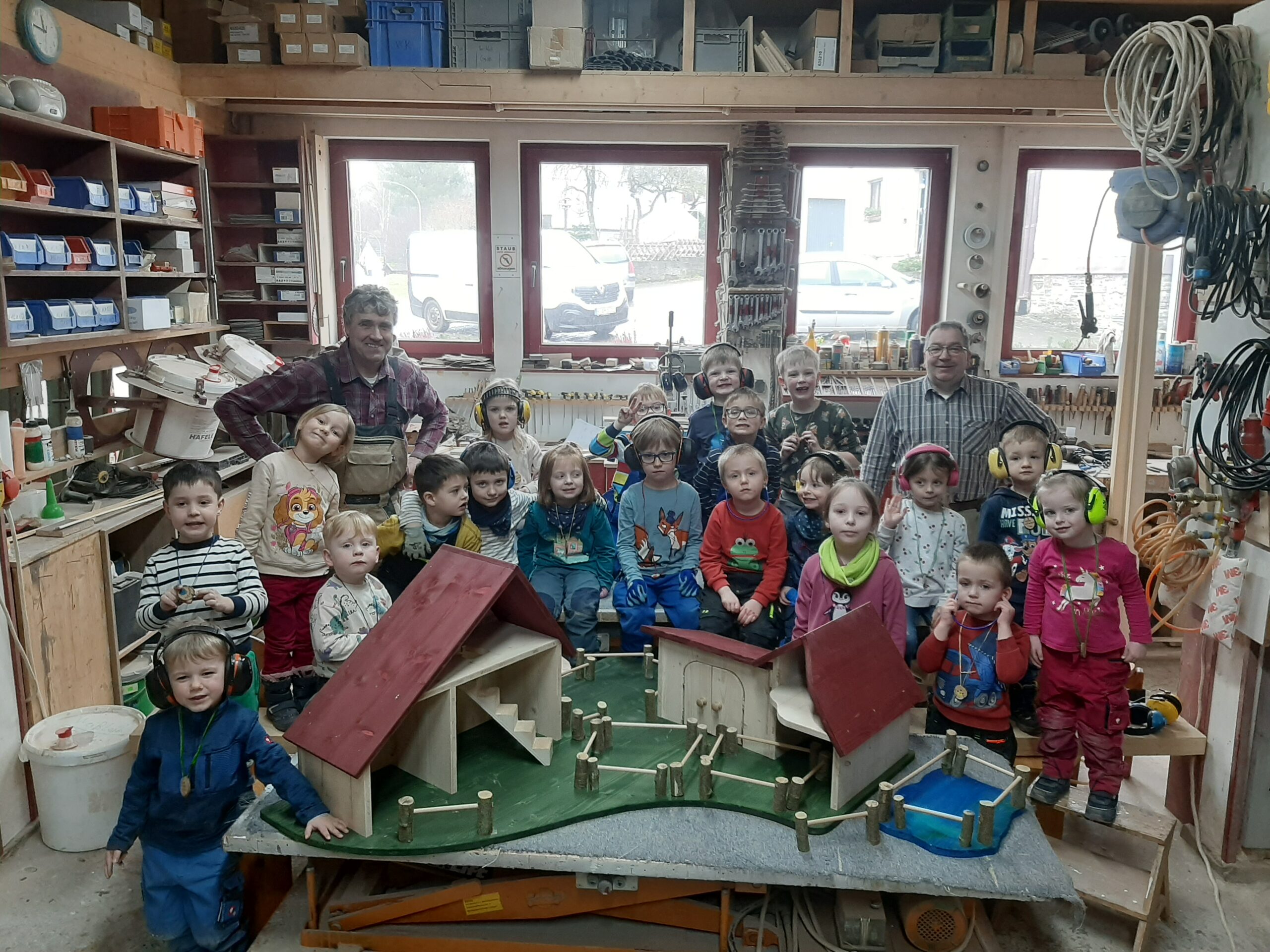 Der Besuch in der Schreinerei Sauerwald war für die Kinder der Kita Arche Noah in Medelon ein großes Erlebnis.