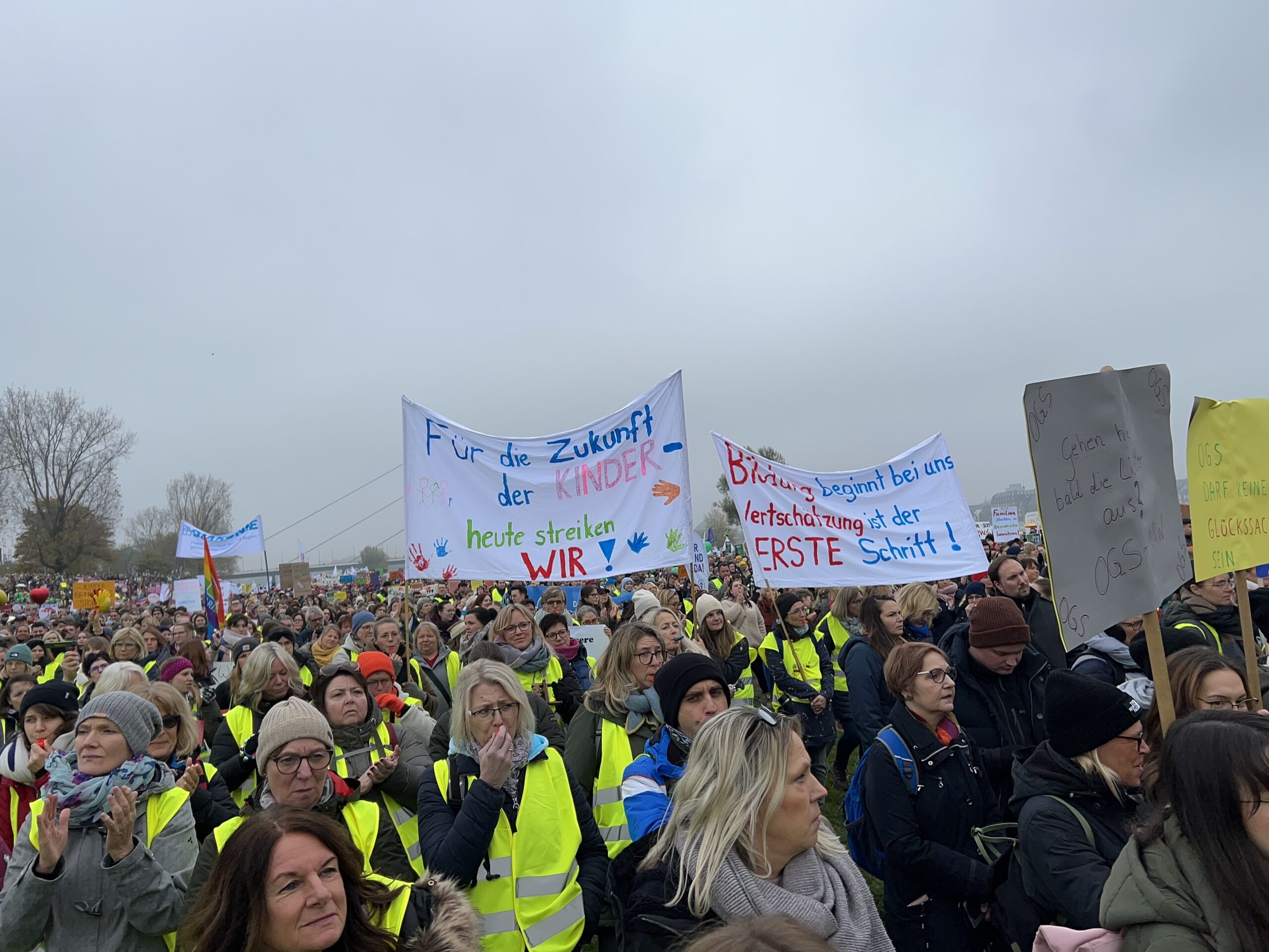 Über 500 Mitarbeitende aus den 180 WIR-KITAs zwischen Hamm und Siegen machten in Düsseldorf ihrer Wut, Angst und Verzweiflung Luft.